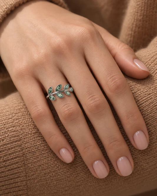 Bague Agate Mousse - portée à la main