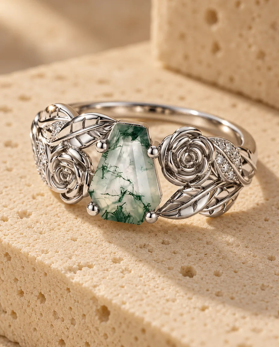 Bague Agate Mousse - présentée sur un bloc de travertin