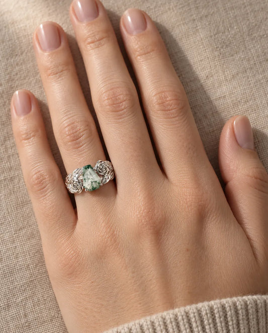 Bague Agate Mousse - portée à la main