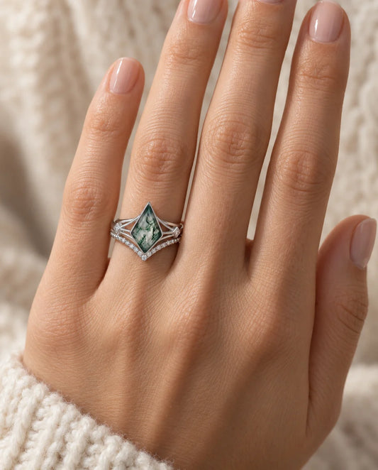 Bague Agate Mousse - portée à la main