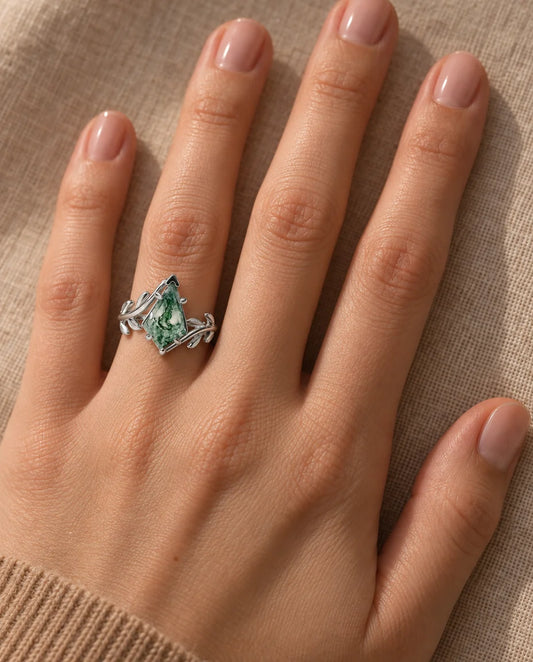 Bague Agate Mousse - portée à la main