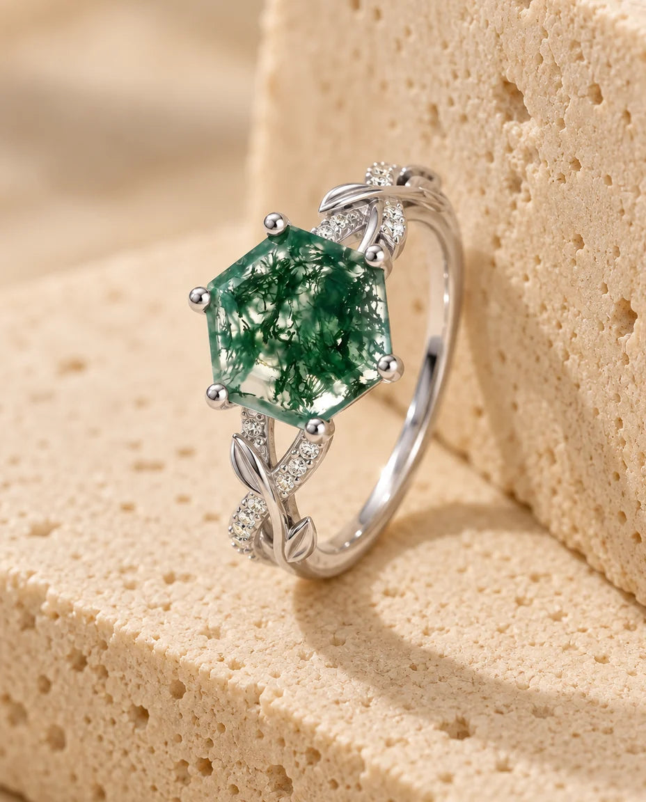 Bague Agate Mousse - présentée sur un bloc de travertin