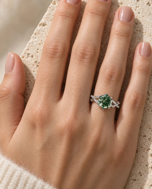 Bague Agate Mousse - portée à la main