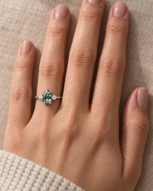 Bague Agate Mousse - portée à la main