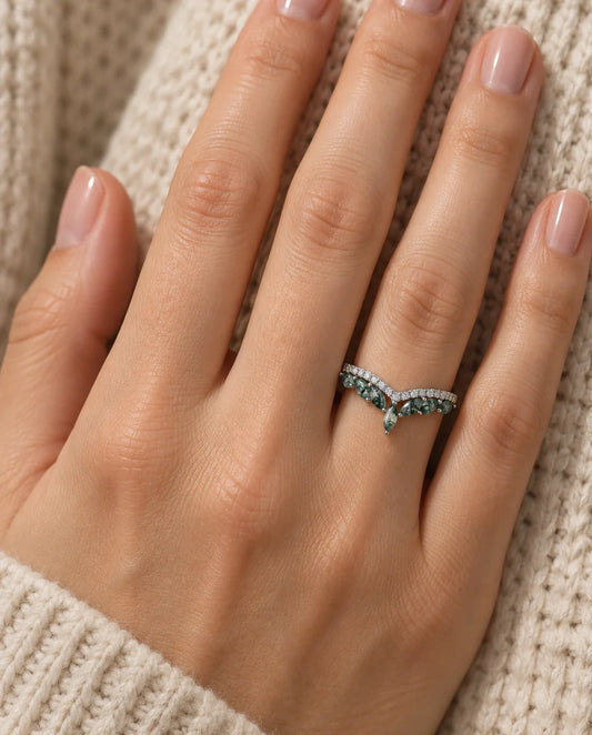Bague Agate Mousse marquise - portée à la main