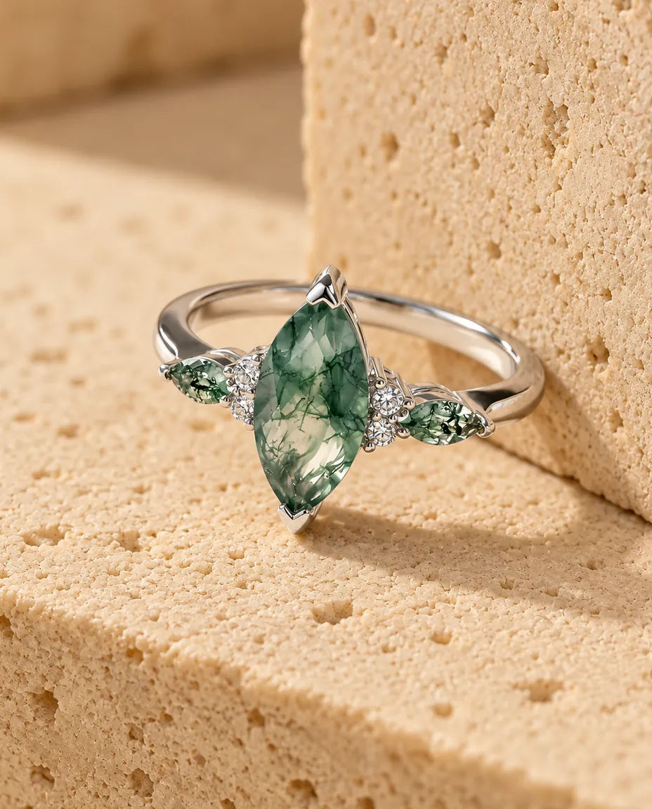 Bague Agate Mousse - présentée sur un bloc de travertin