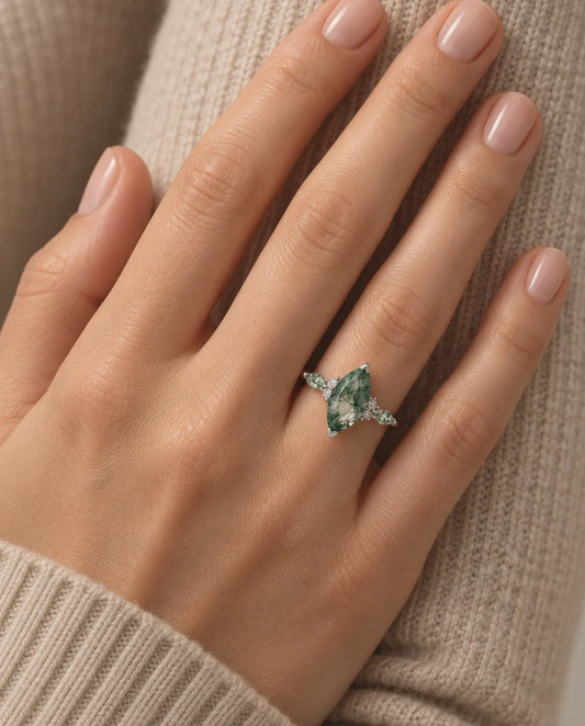 Bague Agate Mousse - portée à la main