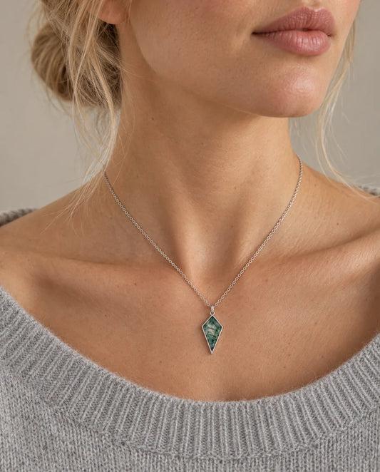 Bague Agate Mousse - portée par un mannequin