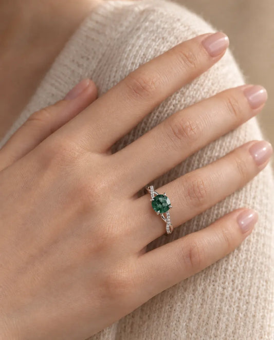 Bague Agate Mousse Ronde - portée au doigt par un mannequin, gros plan