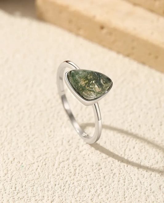 Bague Agate Mousse – Solitaire Triangle Serti Clos, Agate Mousse Naturelle, Anneau Fin Empilable en Argent 925, Cadeau pour Elle