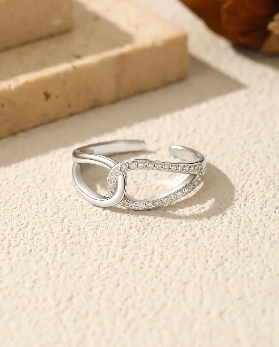Bague boucles entrelacées - boucle pavée et boucle polie liées sur anneau ouvert, argent 925, ajustable US 6 à 9