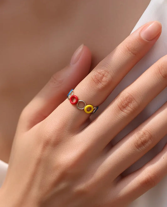 Bague Cercles Émaillés en Argent 925 - portée sur une main posée près de la clavicule