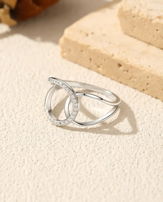 Bague Cercles Entrelacés en Argent 925 - vue de biais, avec l’anneau