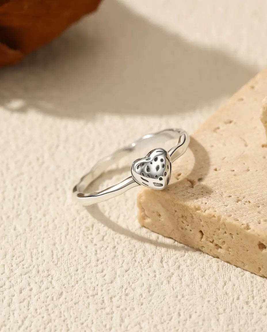 Bague cœur texturé - cœur bombé de 6 mm à picots sur anneau fin, argent 925 massif, tailles US 5 à 9