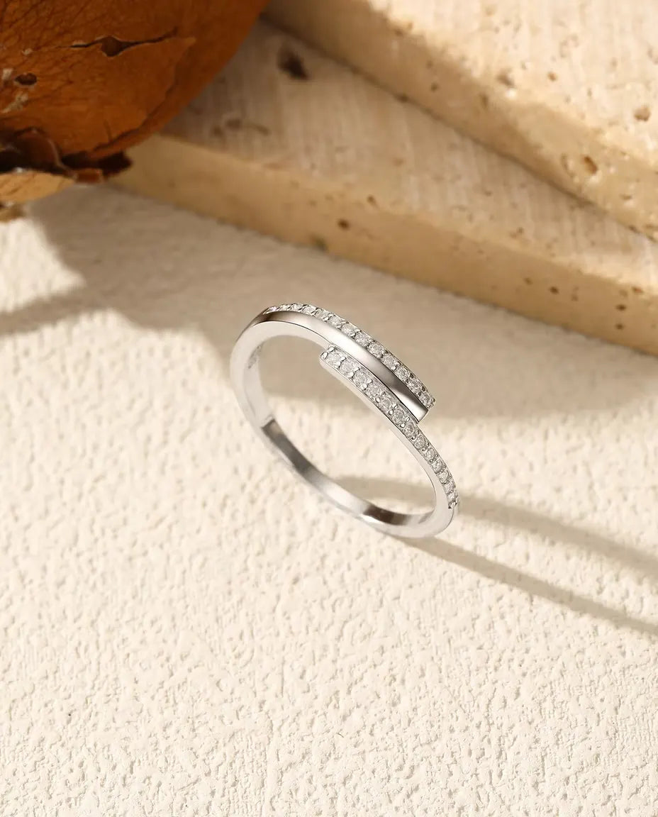 Bague Croisée Pavée en Moissanite - vingt-six pierres couleur D / VVS1 sur un anneau de 1,4 mm, argent 925