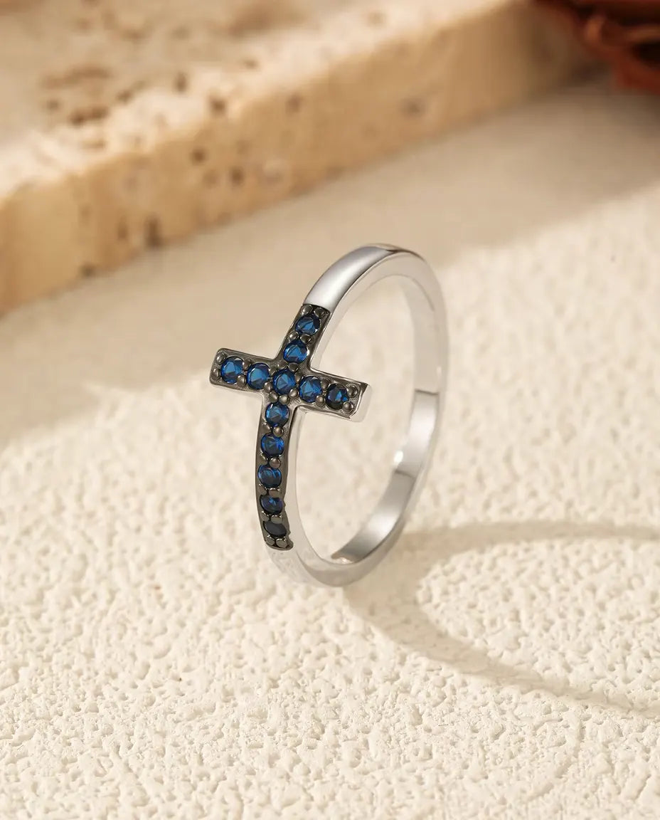 Bague Croix couchée - zircons bleus sertis pavé sur anneau de 2 mm, tailles 5 à 9, argent 925