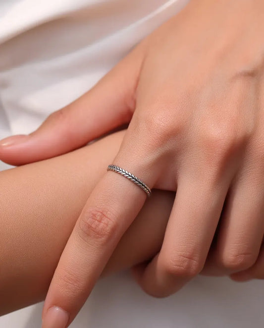 Bague Épi de Blé en Argent 925 - portée au doigt par un mannequin, gros plan