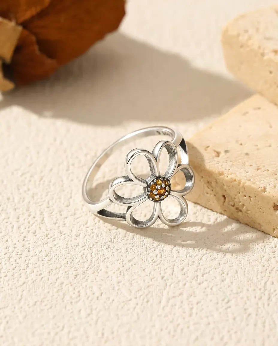 Bague fleur ouverte - pétales ajourés autour d'un cœur pavé orange en argent 925 massif, tailles US 5 à 9
