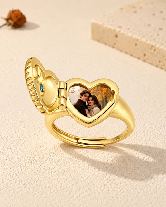 Bague médaillon cœur ouverte, avec la photo d'un couple imprimée dans le cadre en forme de cœur