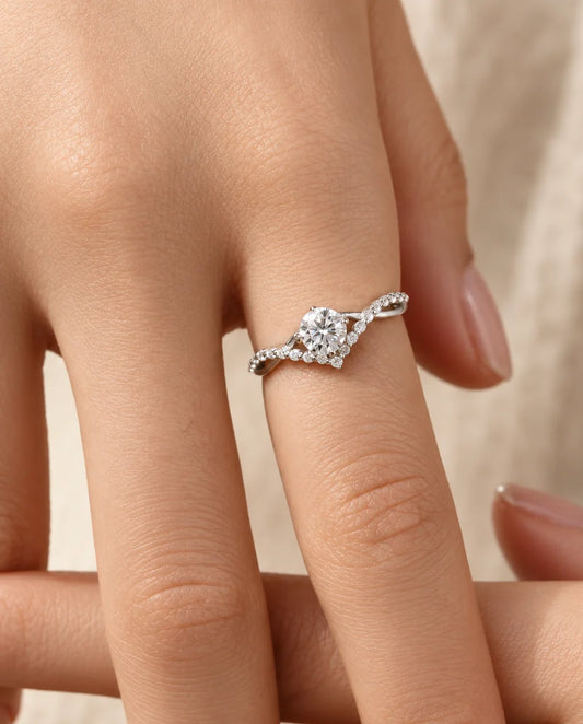 Bague Moissanite - portée à la main
