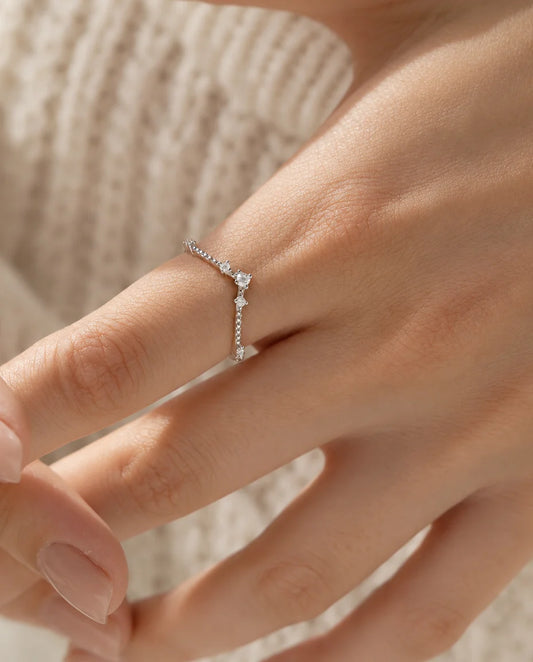 Bague Moissanite - portée à la main