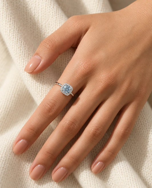 Bague Moissanite - portée à la main