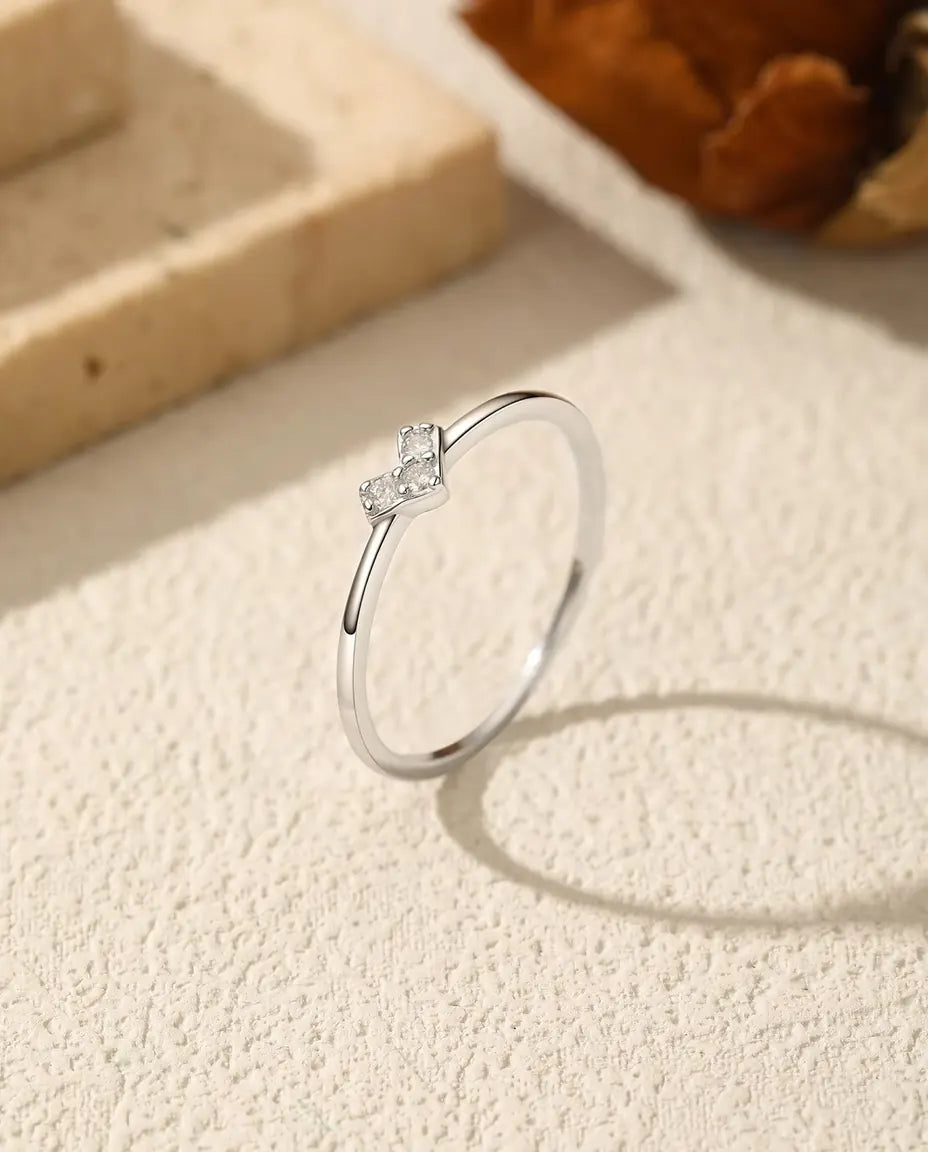 Bague Moissanite V - trois pierres rondes de 1,5 mm en chevron sur anneau fin en argent 925, tailles 5 à 9
