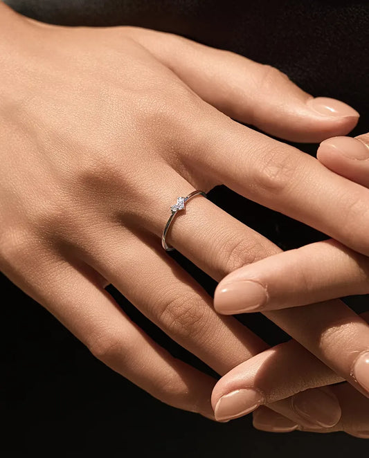 Bague Moissanite V - trois pierres rondes de 1,5 mm en chevron sur anneau fin en argent 925, tailles 5 à 9