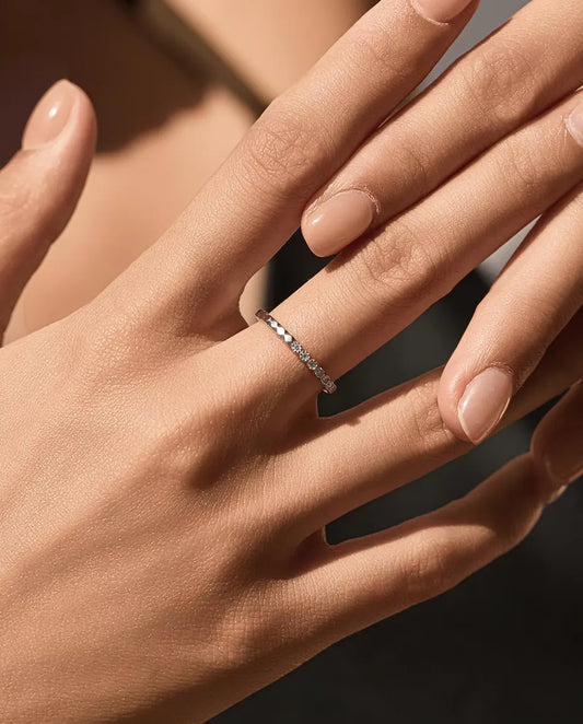 Bague Moissanite Demi-Alliance - sept pierres de 1,3 mm couleur D / VVS1 et une rangée de facettes pyramidales, argent 925, tailles 5 à 9