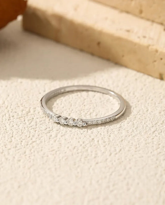 Bague moissanite galbée - 16 pierres dégradées sur un anneau pavé incurvé, argent 925, tailles US 5 à 9