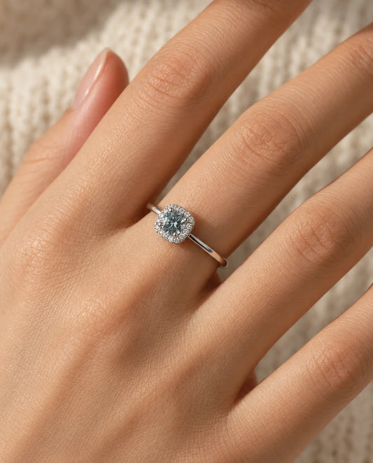 Bague Moissanite - portée à la main