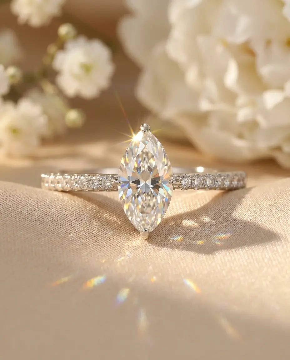 Bague Moissanite – Marquise 0,5 Carat sur Anneau Pavé Délicat en Argent 925, Bague de Promesse, Cadeau pour Elle