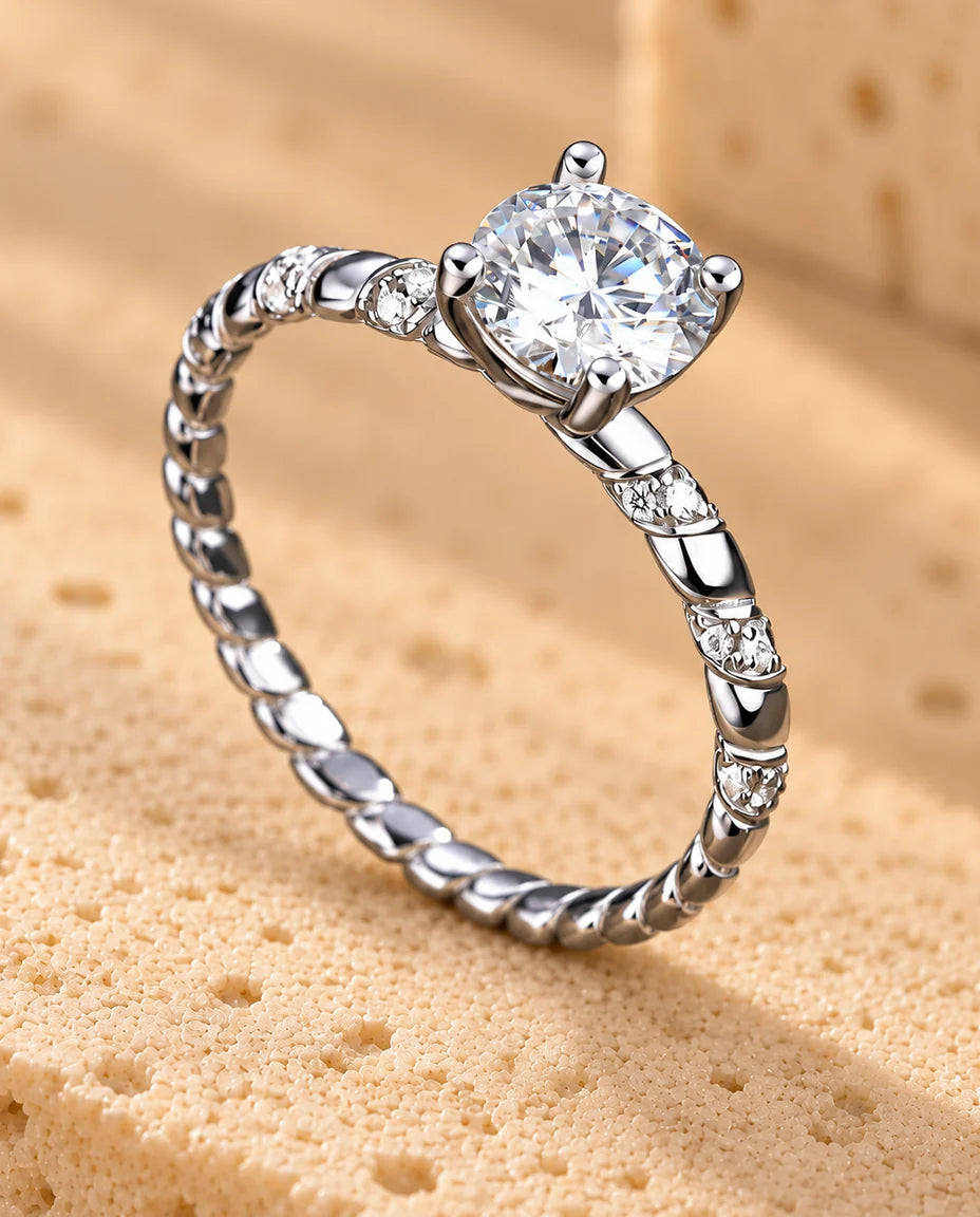 Bague Moissanite - présentée sur un bloc de travertin