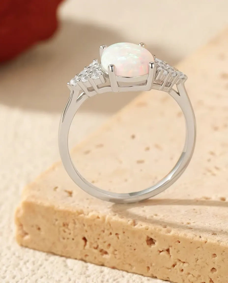 Bague Opale Ovale pour Femme - Opale blanche 7 x 9 mm et épaules pavées de zircons, argent 925, tailles 5 à 9