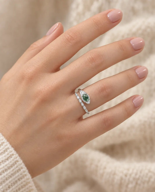 Bague Serpent Agate Mousse en Argent 925 - portée au doigt par un mannequin, gros plan