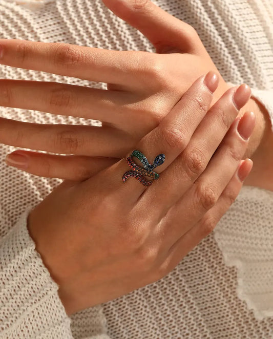 Bague Serpent en Argent 925 aux Pierres Arc-en-ciel - portée à la main par un mannequin