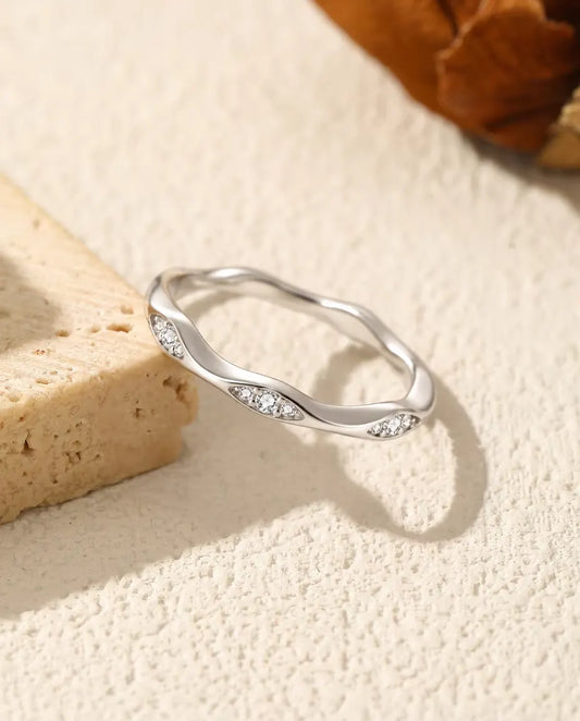 Bague Vague Moissanite en Argent 925 - posée sur le rebord d’une dalle de travertin
