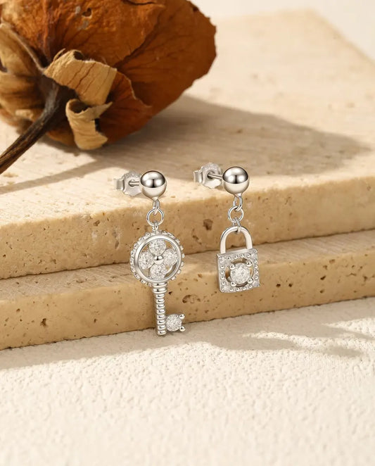 Boucles d'Oreilles Clé et Cadenas – paire dépareillée en argent 925 avec moissanite, 15,5 mm et 10 mm