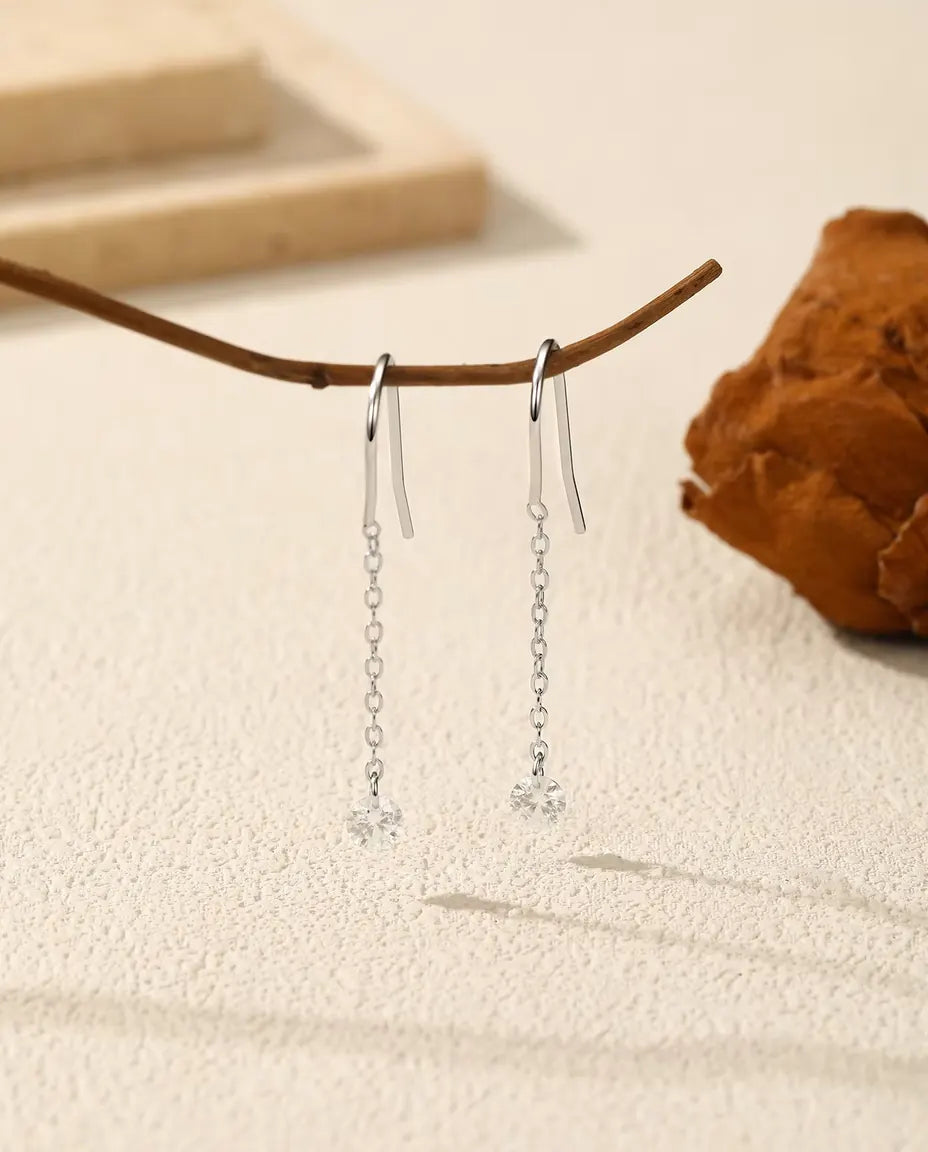 Boucles d'Oreilles Traversantes Moissanite - pierres de 0,30 ct à 4 mm sur chaîne fine de 35 mm, argent 925