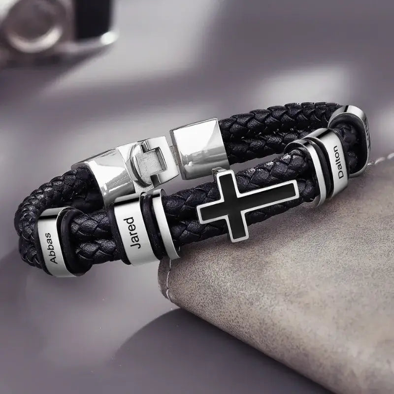Bracelet Gravé Homme – Cuir Noir et Acier Inoxydable, Charm Croix, 2 à 4 Prénoms Gravés, Cadeau pour Lui, Papa