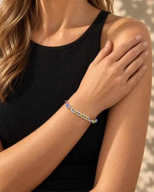 Bracelet Gravé pour Maman - porté par un mannequin