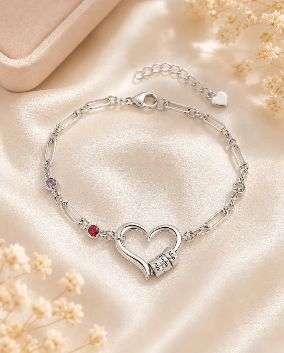 Bracelet argenté personnalisé avec cœur ouvert, perles gravées et pierres de naissance sur soie crème