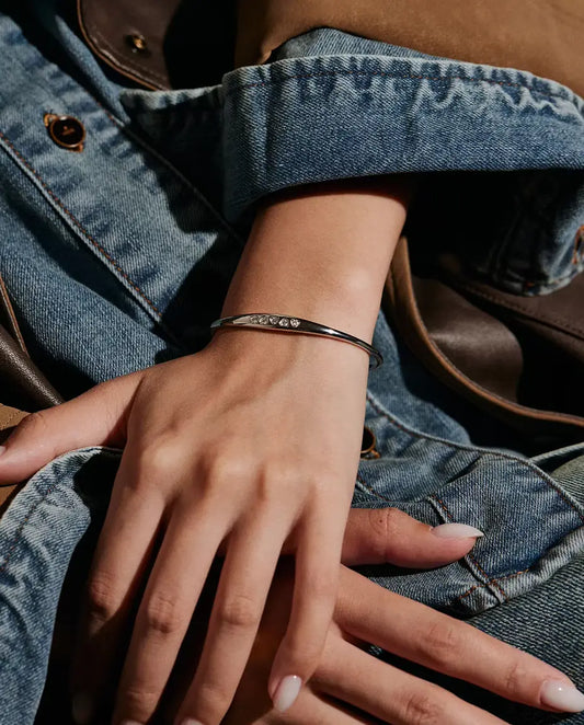 Bracelet Jonc Moissanite en Argent 925 - porté au poignet