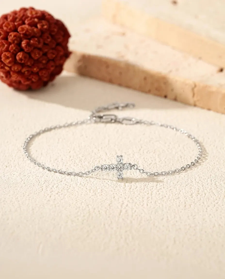 Bracelet Moissanite Croix en argent 925 – charm croix couleur D, fine chaîne à maillons réglable pour femme