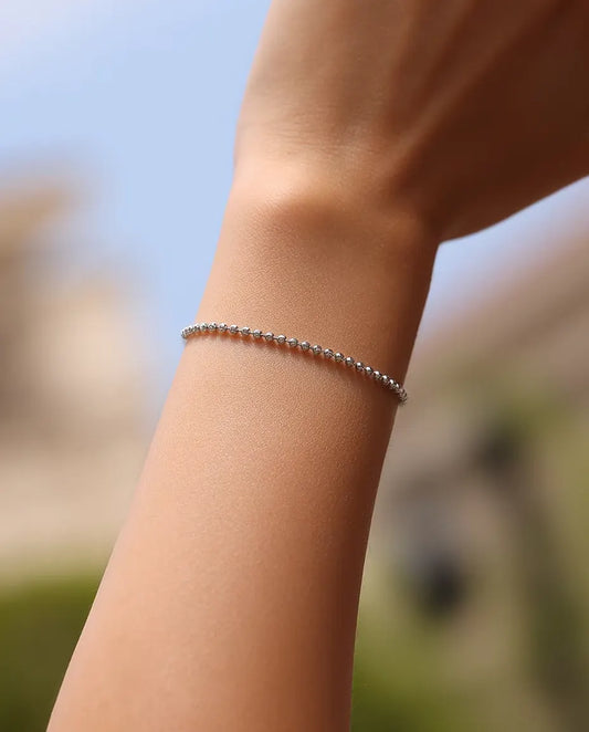 Bracelet Perles Facettées en Argent 925 - porté au poignet en extérieur