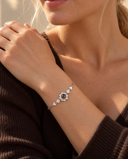 Femme posant la main sur son épaule, portant le bracelet trèfle argenté