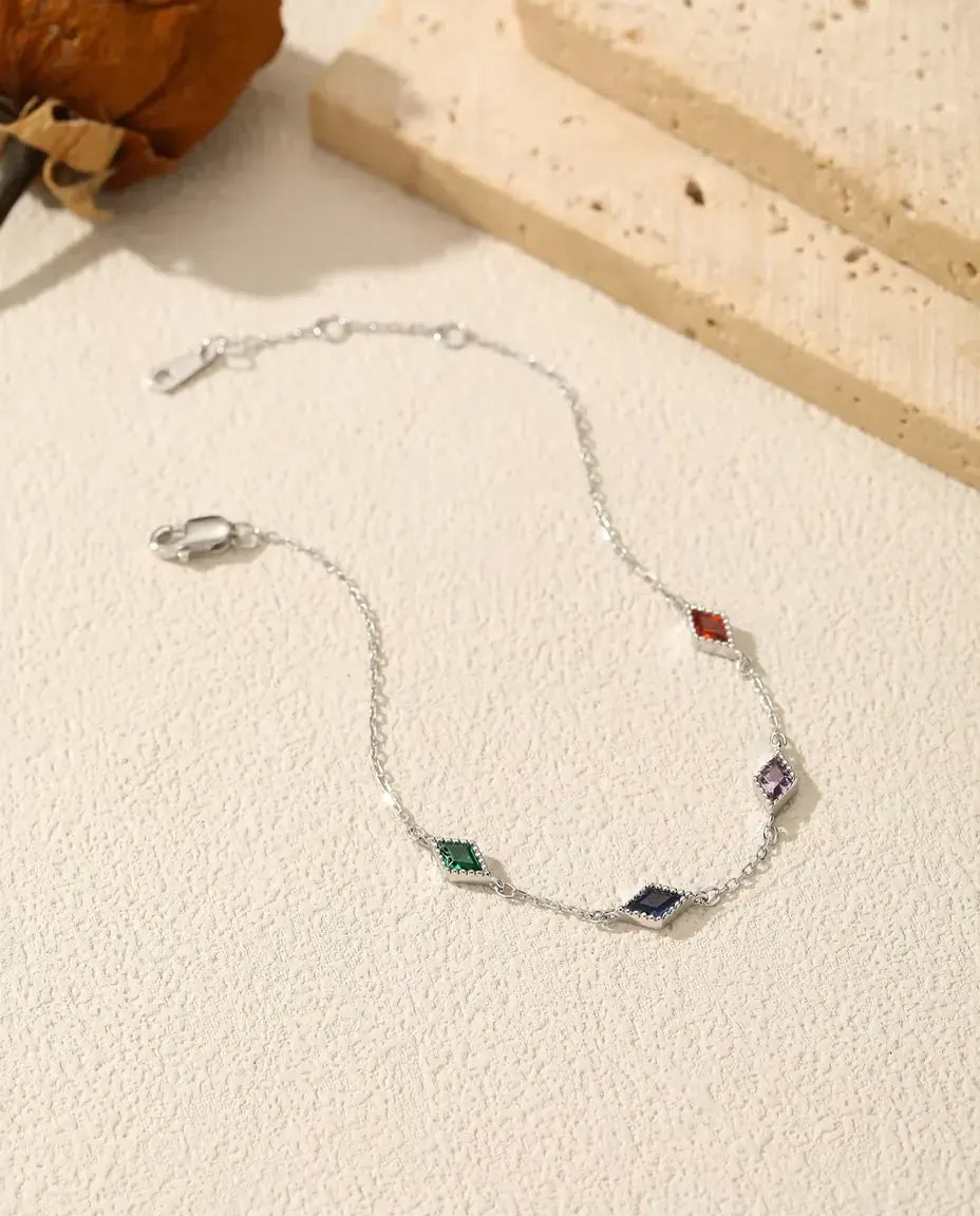 Bracelet zircons multicolores en argent 925 – cinq pierres losange rouge, vert, violet et bleu sur chaîne fine
