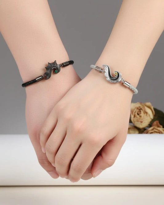 Bracelets Couple – Cœur Séparable Ailes de Dragon et d'Ange, Cuir, Prénom Gravé et Pierre de Naissance, Cadeau pour Couple
