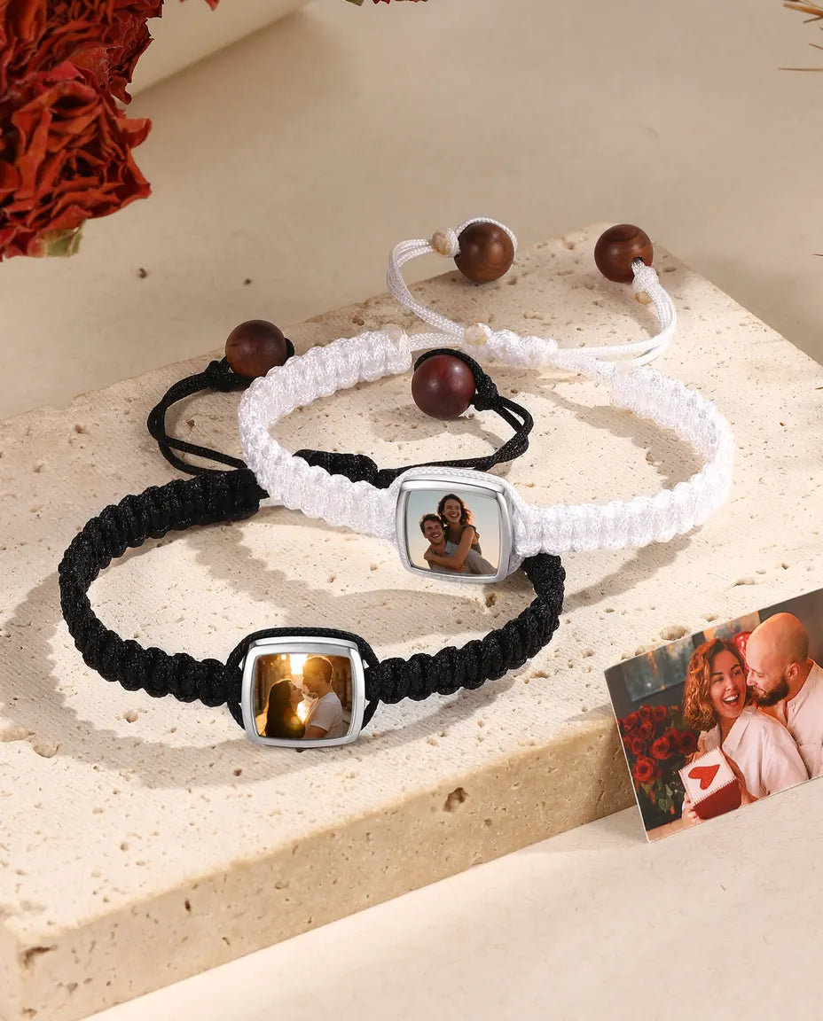Bracelets de Couple Personnalisés avec Photo – Duo de Bracelets Tressés Noir & Blanc avec Gravure, Cadeau pour Couples
