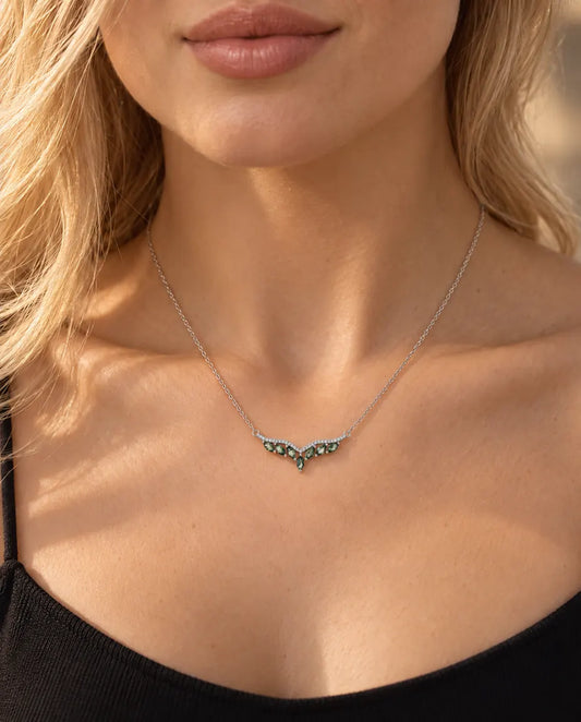 Collier Agate Mousse en Argent 925 - porté par un mannequin, gros plan à la clavicule